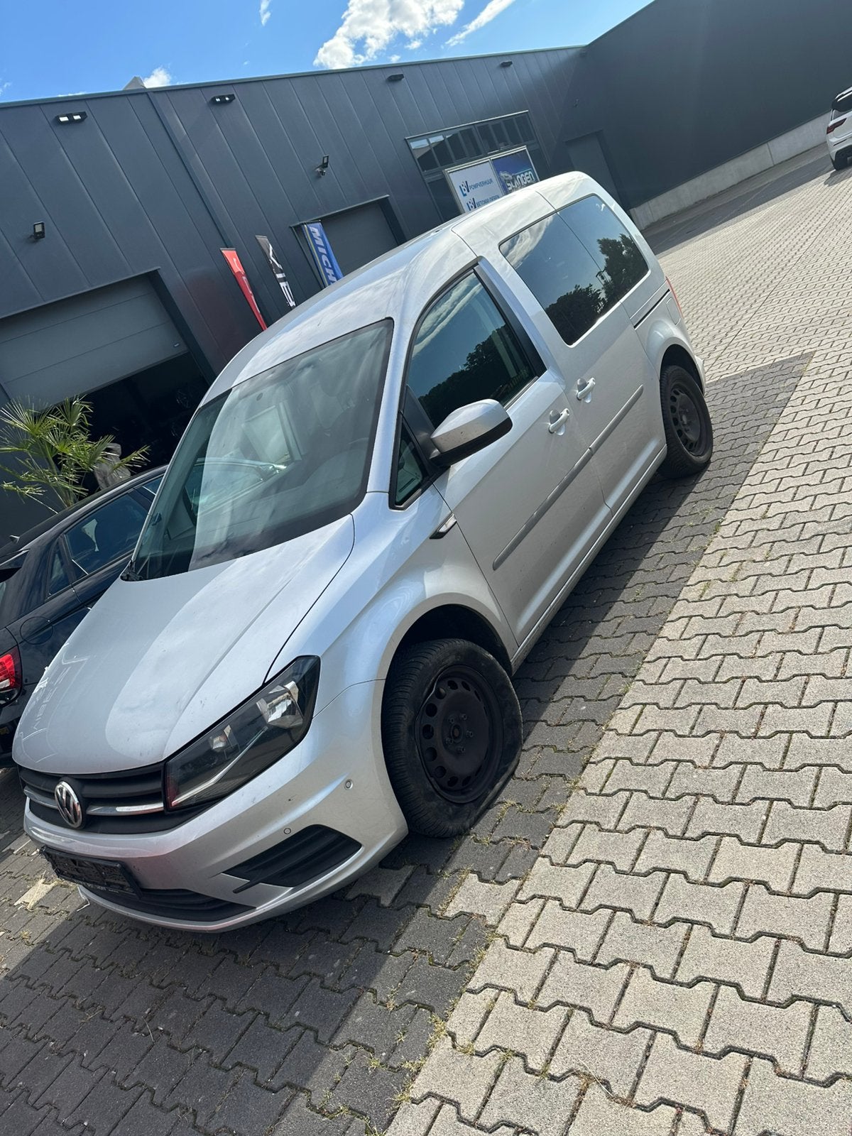 Caddy life 5p 1.4 tsi dsg met lichte voorschade, Auto diversen, Ongevalwagen, Volkswagen, Zilver of Grijs, Benzine, 1399 cc
