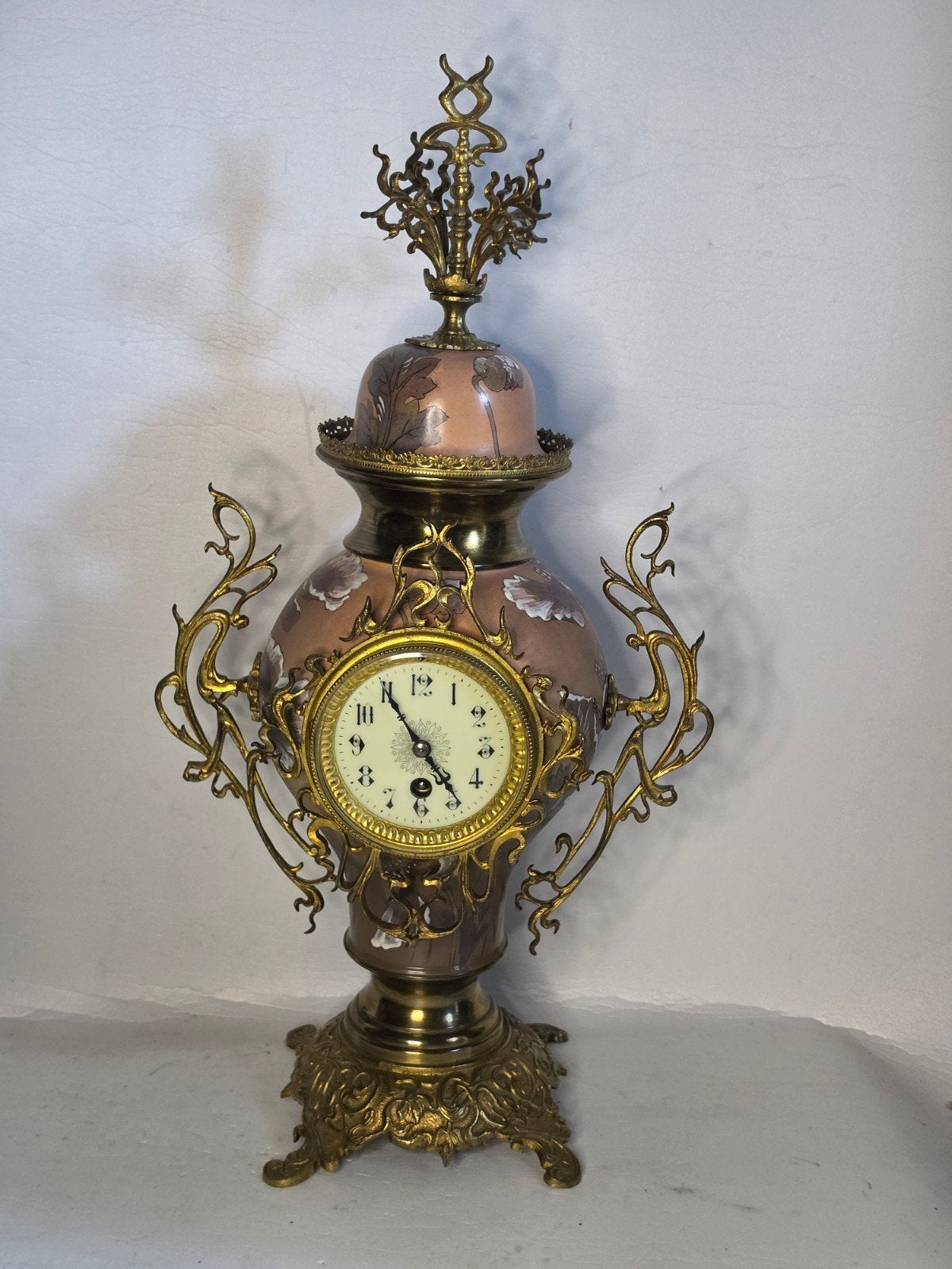 Art Nouveau ceramic and brass mantel clock - hand-painted, Antiquités & Art, Antiquités | Horloges, Enlèvement ou Envoi
