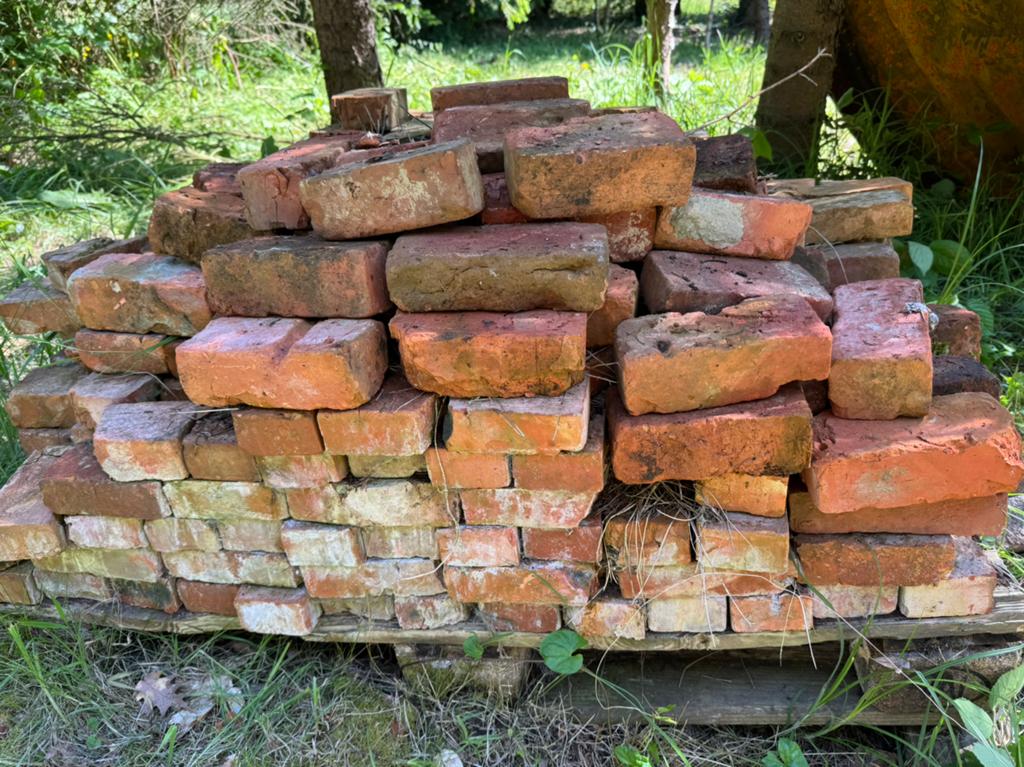 Gratis diverse stapels oude steen, Ophalen, Gebruikt, Natuurstenen