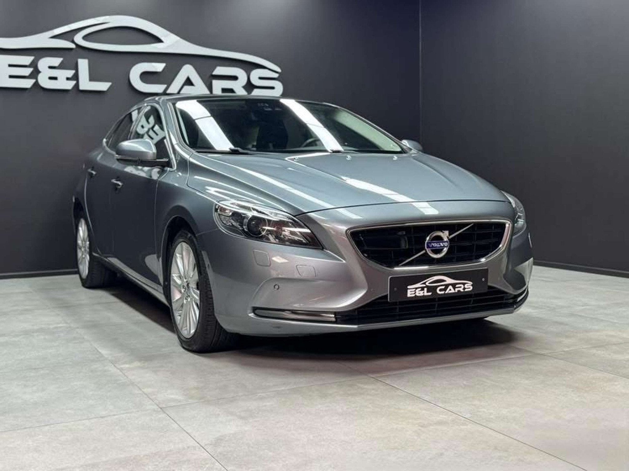 Volvo V40 Réservé (automatique), Autos, Volvo, Cuir, Argent ou Gris, Achat, Euro 6