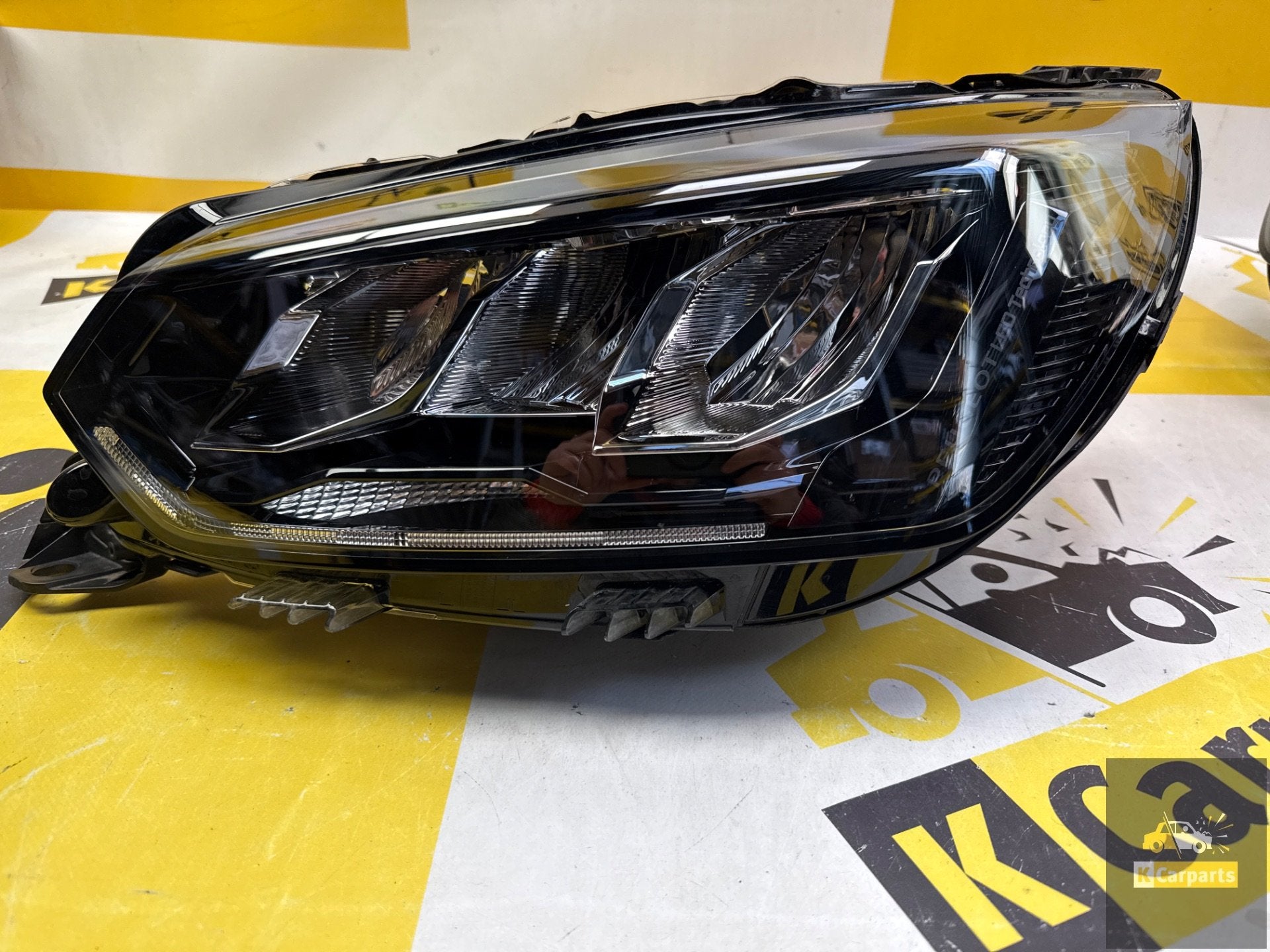 Phare avant gauche d'origine Peugeot 208 Facelift Full LED 1, Taurusavenue 1
2132 LS  Hoofddorp, NL, Contact.group@renault.com