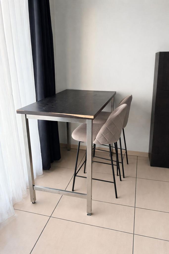 Hoge tafel en twee barkrukken, Huis en Inrichting, Ophalen, Gebruikt