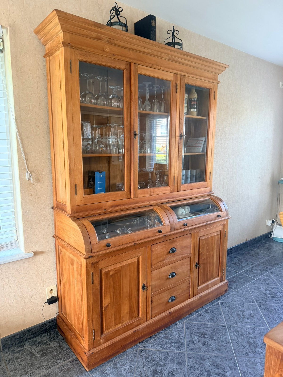Teak houten buffet vitrinekast met led verlichting, Ophalen, Zo goed als nieuw