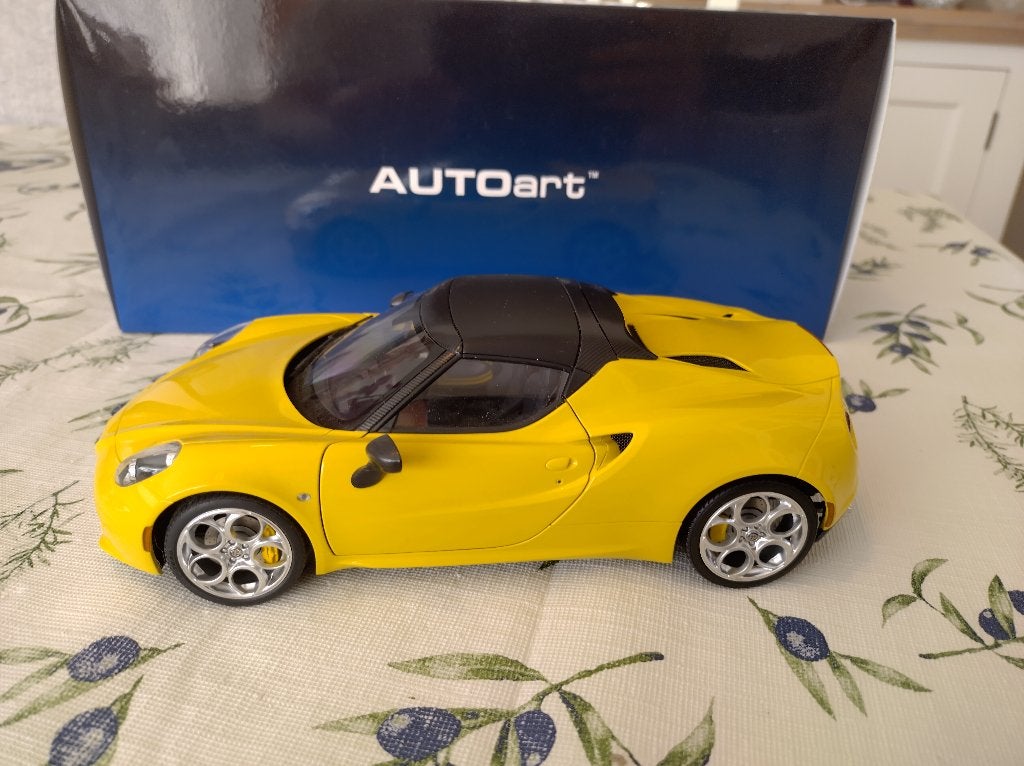 Alfa Romeo 4C Spider. Autoart 1/18, Hobby & Loisirs créatifs, Enlèvement ou Envoi, Comme neuf, Voiture, Autoart