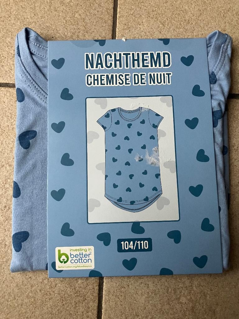 Nieuw blauw nachthemd met hartjes - Maat 104 / 110, Ophalen of Verzenden, Nieuw, Meisje, Nacht- of Onderkleding
