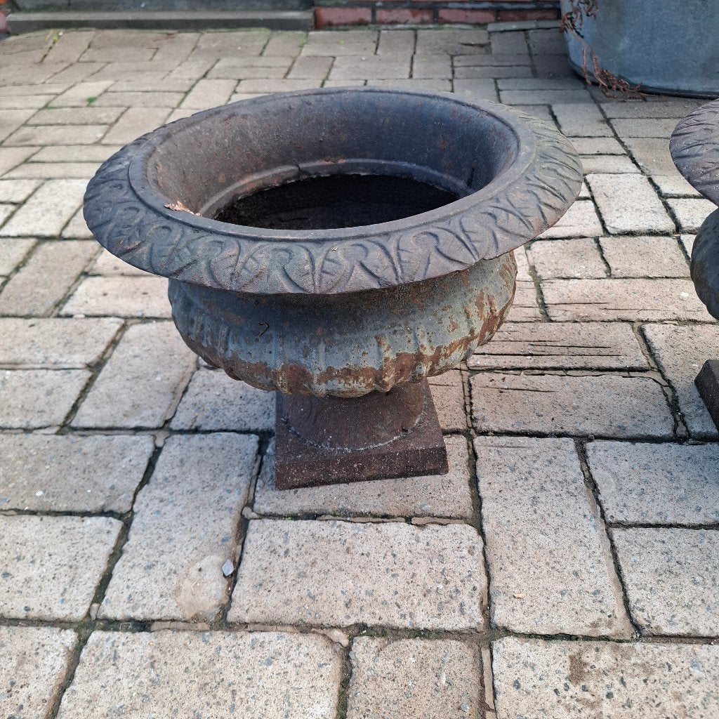 2 mooie  antieke gietijzeren franse tuinvazen, Tuin en Terras, Ophalen, Gebruikt