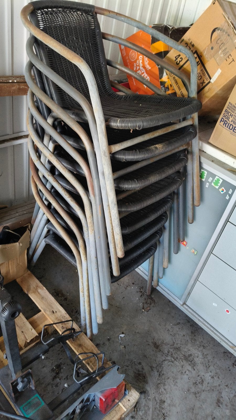 Terrasstoelen  €2 per stoel, Ophalen