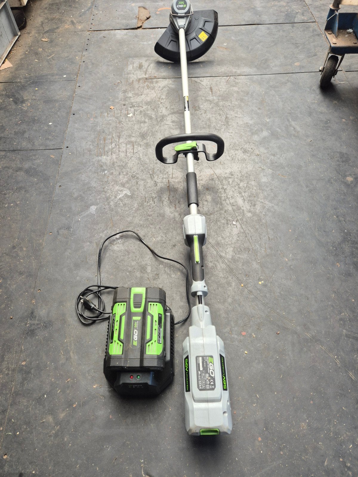 Kit coupe-herbe à batterie EGO Power 2 Ah avec chargeur, Jardin & Terrasse, Débroussailleuses, Comme neuf, Batterie, Enlèvement