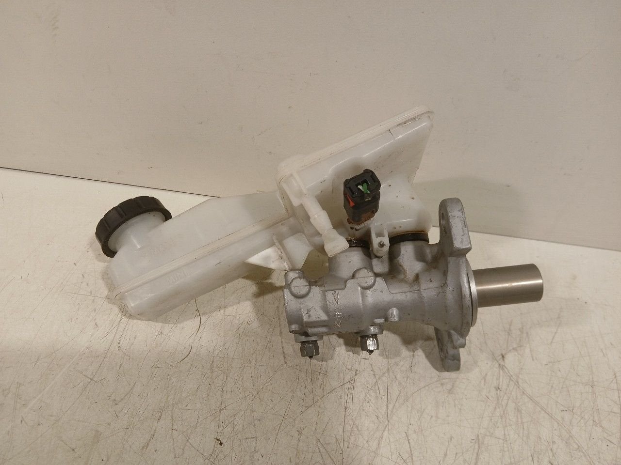 Hoofdrem cylinder Peugeot 2008, Onderdelen@venauto.nl, Van der Ven Autorecycling B.V., Ettenseweg 76, 4706 PB Roosendaal, The Netherlands