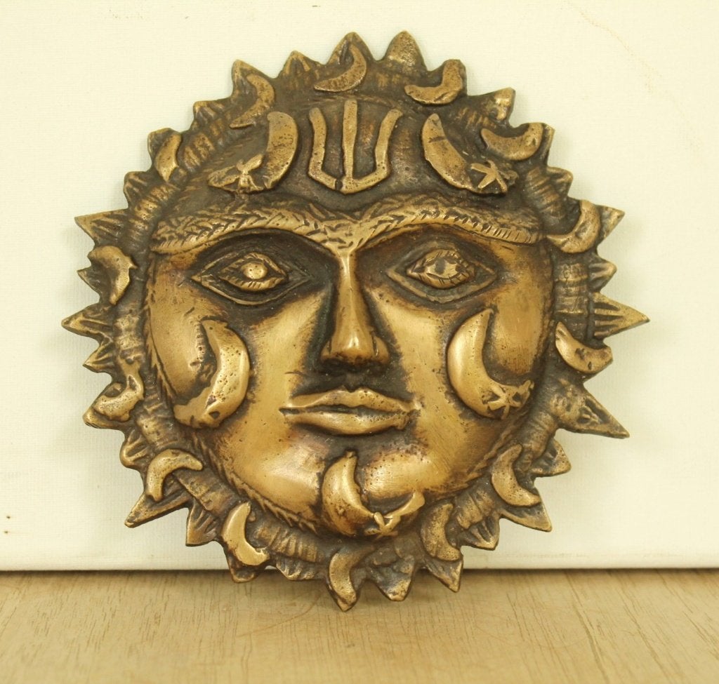 Plaque murale Surya Sun God, Inde des années 1970, laiton, Maison & Meubles, Enlèvement ou Envoi, Jaune, Métal, 14 cm