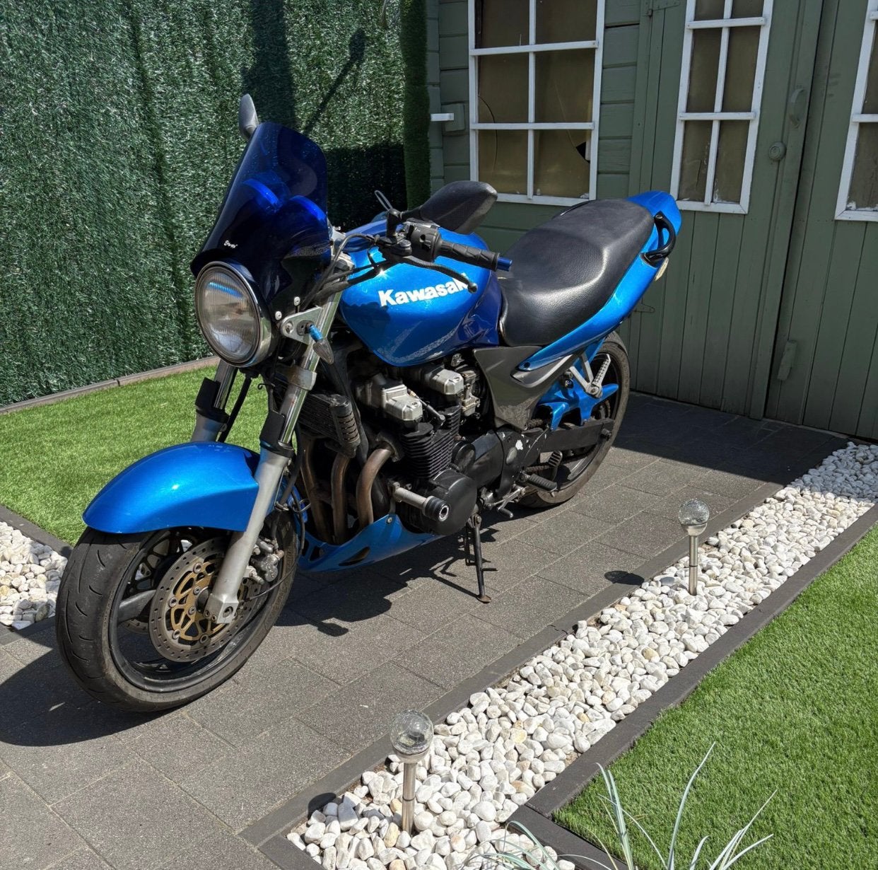 Kawasaki ZR-7, Motos, Entreprise