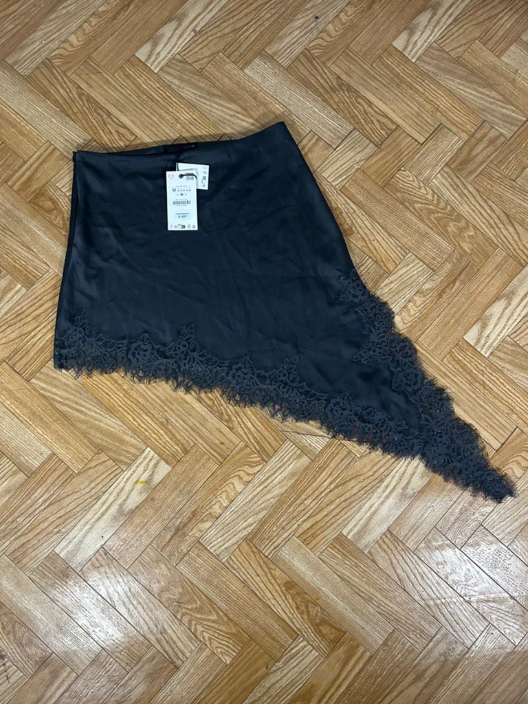 Asymmetrische satijnen en kanten rok uit de Zara ZW-collecti, Kleding | Dames, Rokken, Maat 38/40 (M), Zwart, Nieuw, Ophalen of Verzenden