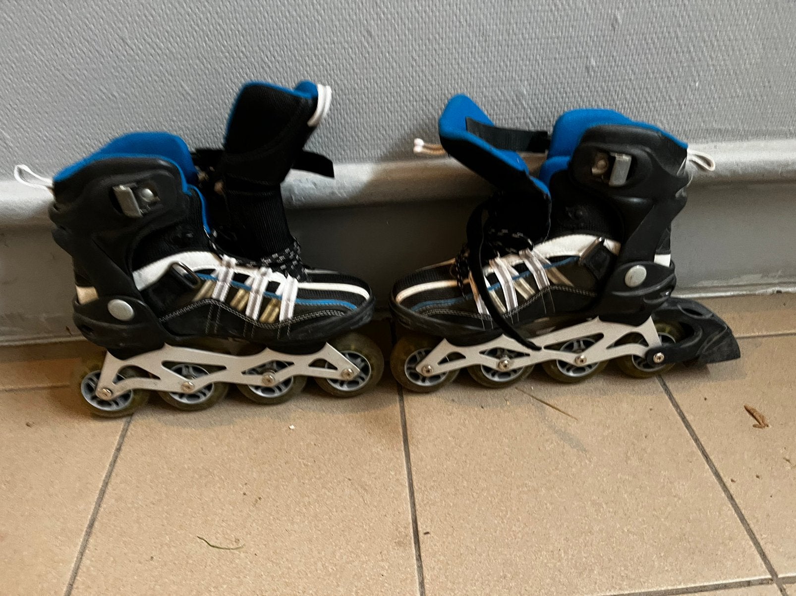 Patins a roulette noir et bleu, Sports & Fitness, Enlèvement ou Envoi, Comme neuf, Rollers 4 roues en ligne