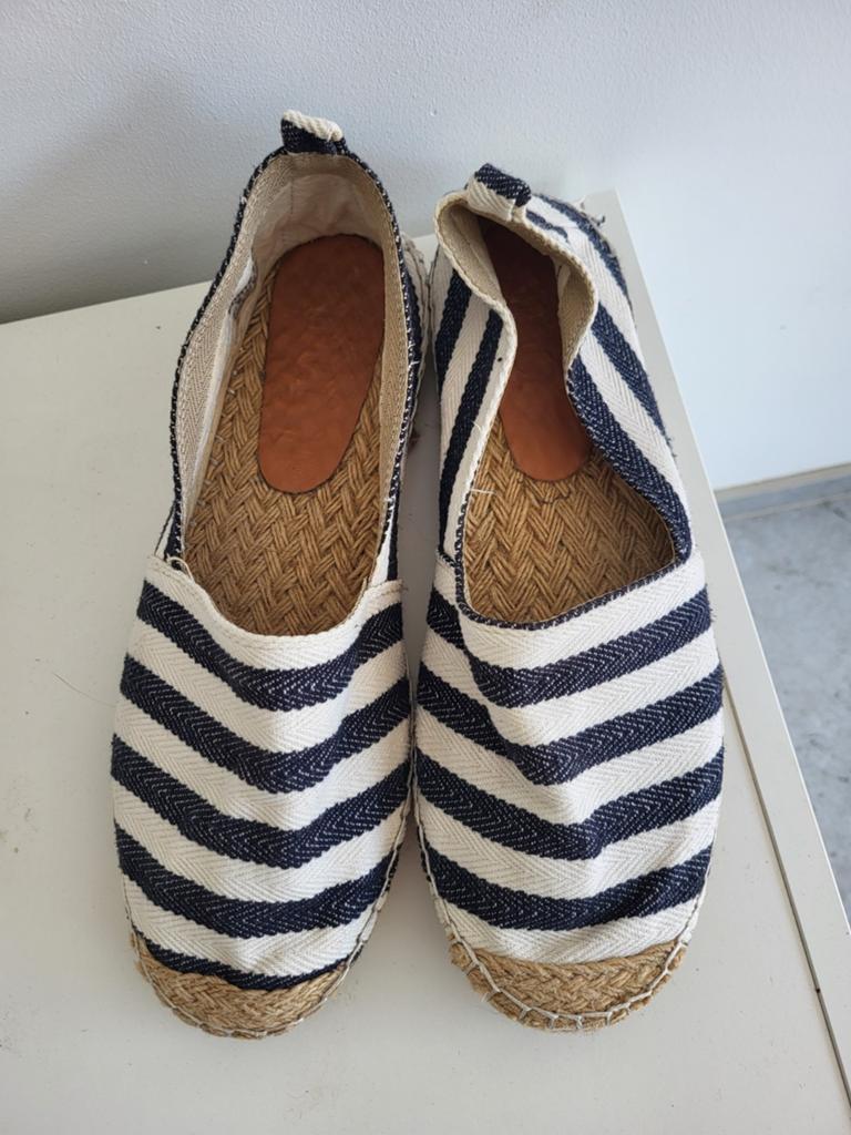 Dames Zomerschoenen maat is 43
Espadrilles / Damesschoenen, Ophalen of Verzenden