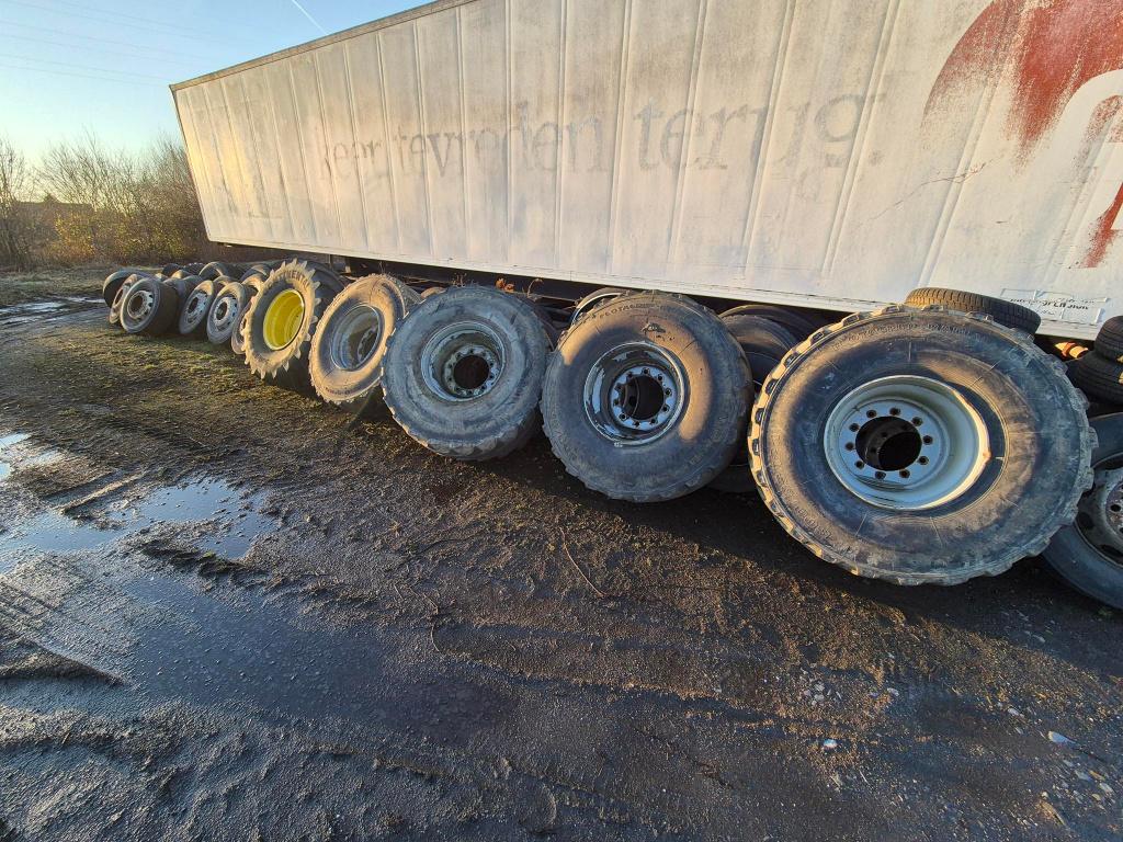 Semi-remorque  caisse fermée 12.5 m de long, Enlèvement, Utilisé