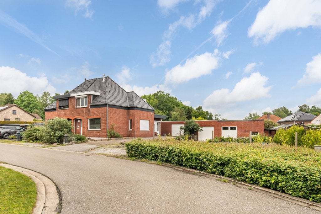 Half open bebouwing te Lillo (Houthalen), Immo, Huizen en Appartementen te koop, Provincie Limburg, 500 tot 1000 m², Hoekwoning