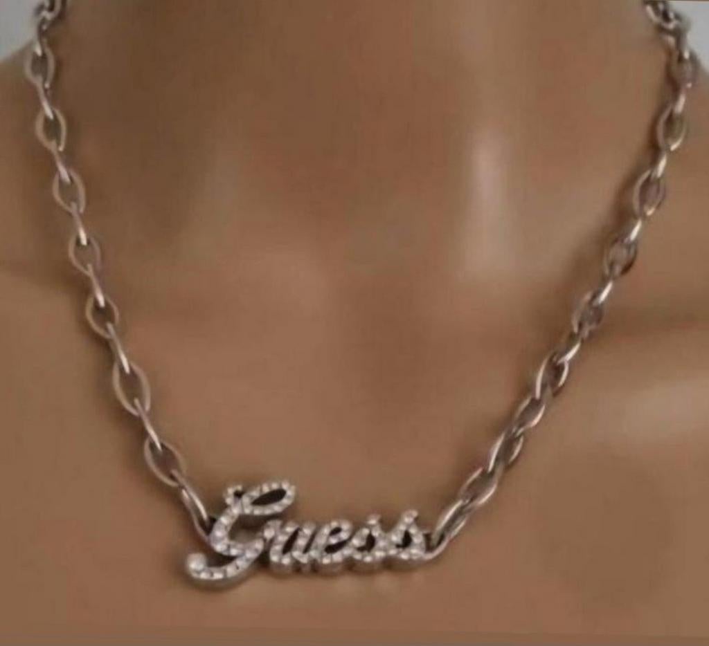 Collier GUESS en excellent état, Bijoux, Sacs & Beauté, Enlèvement ou Envoi, Comme neuf, Avec strass, Argent