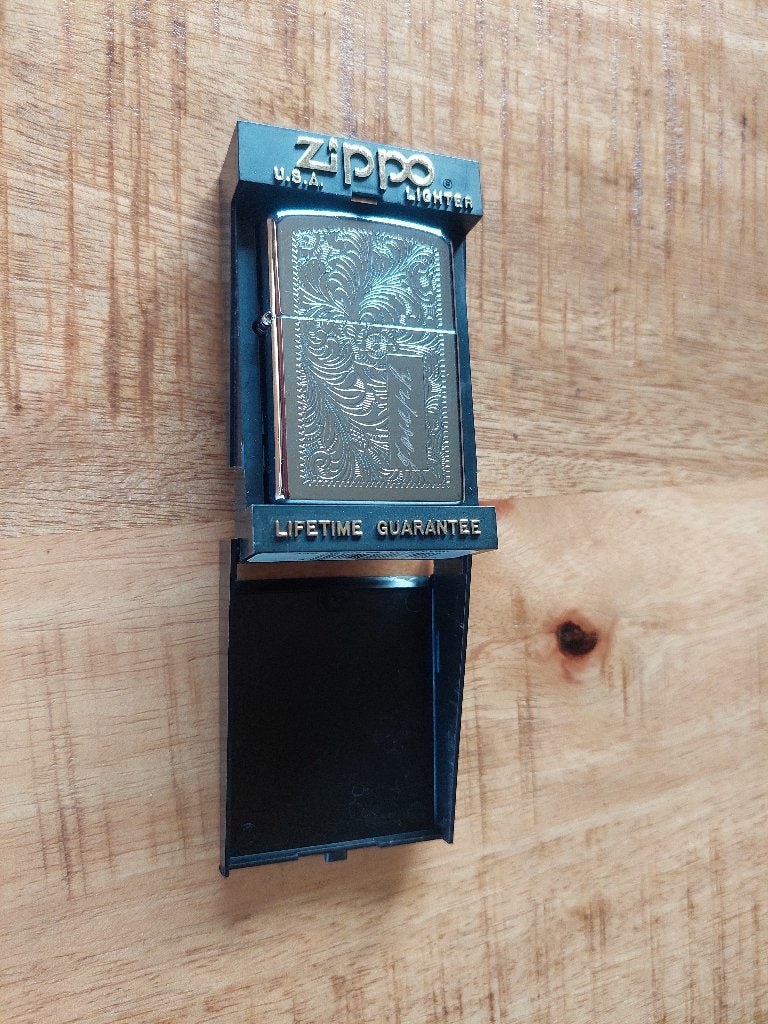 ZIPPO venetian GRAVE "JOSEPH", Collections, Enlèvement, Comme neuf, Briquet