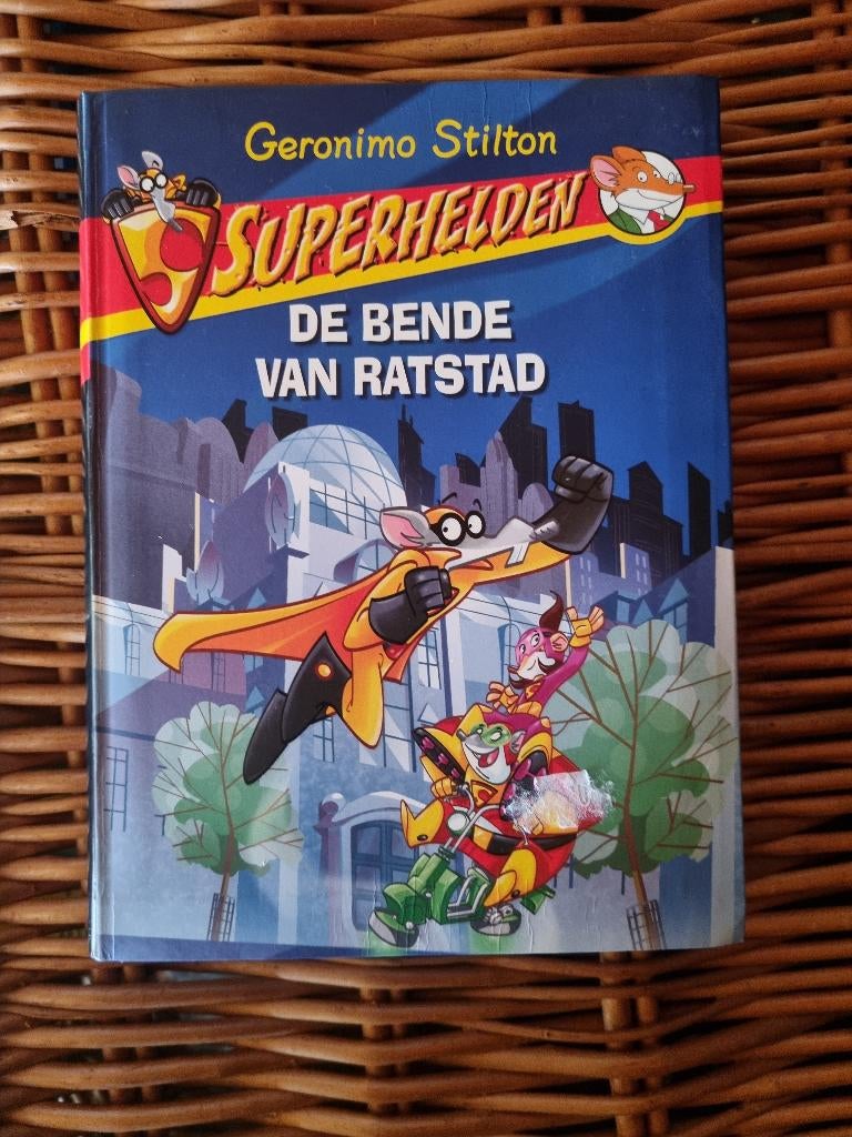 Geronimo Stilton Superhelden De bende van ratstad, Gelezen, Fictie algemeen, Geronimo Stilton, Ophalen of Verzenden