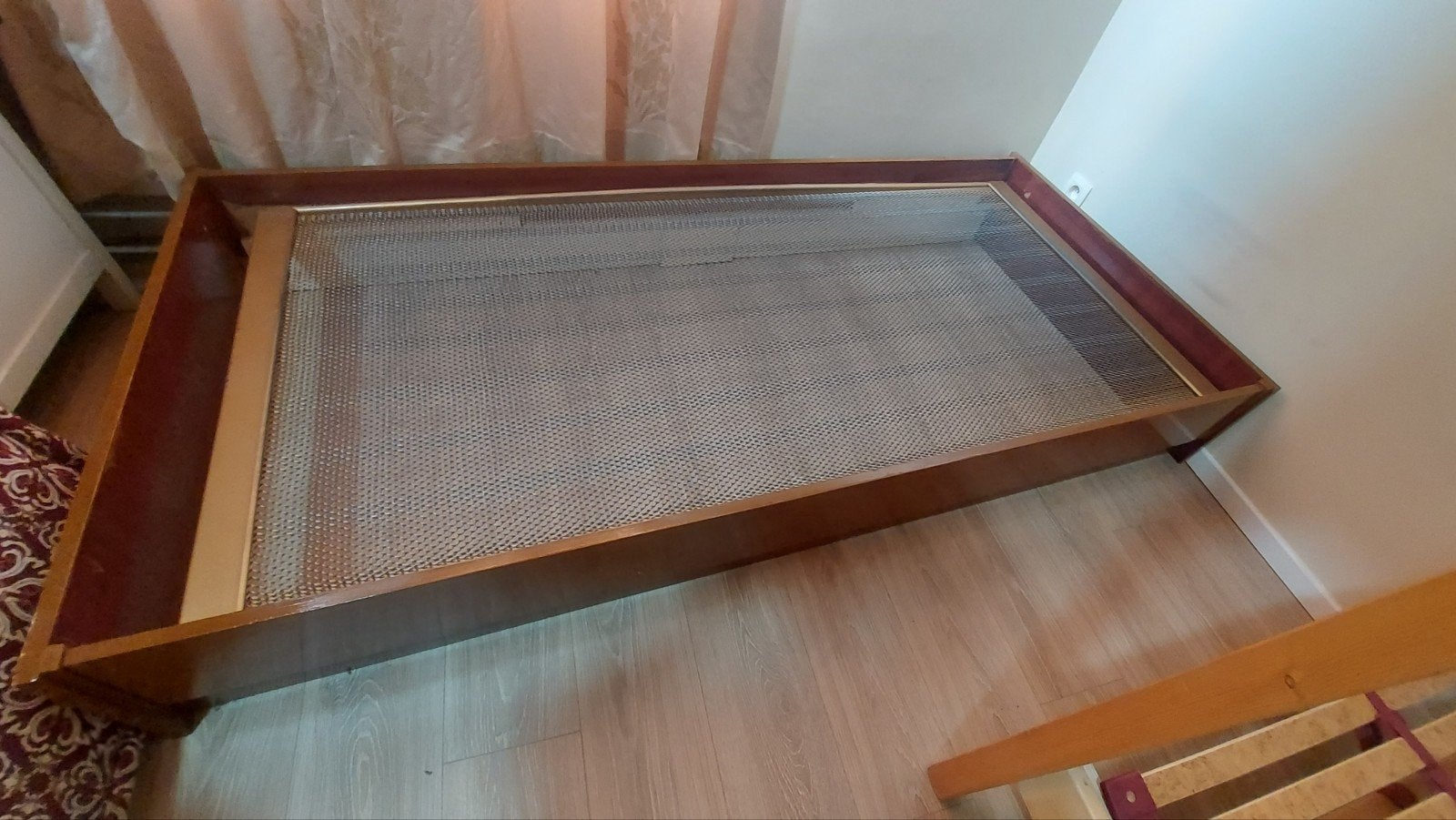 Een persoons bed, Huis en Inrichting, Slaapkamer | Bedden, Ophalen, 100 cm, Eenpersoons, Bruin