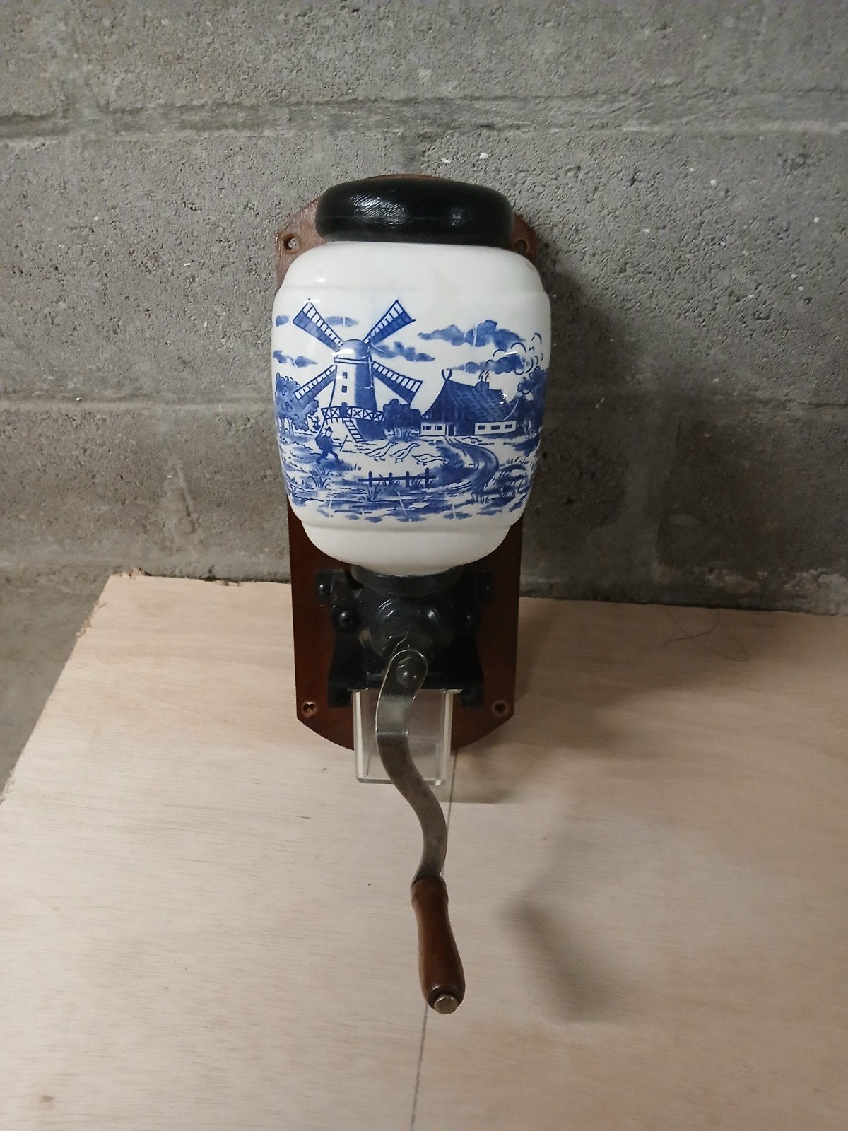 Antieke koffie molen, Ophalen