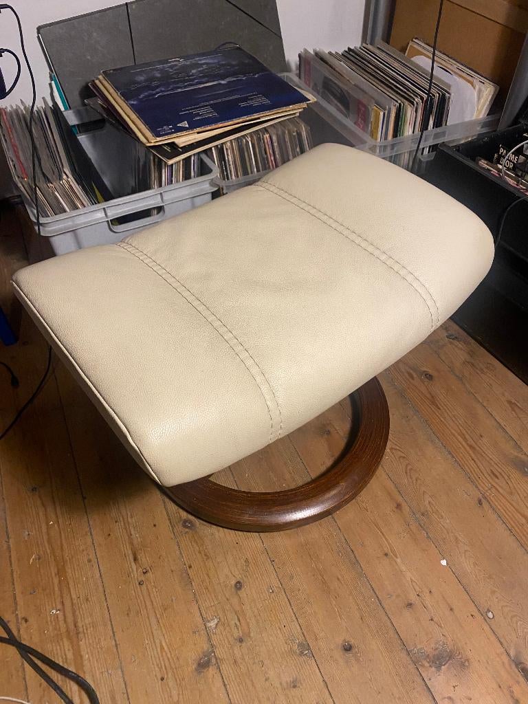 lederen voetbank relaxstoel Stressless  Scandinavisch design, Huis en Inrichting, Minder dan 50 cm, Ophalen of Verzenden, Zo goed als nieuw