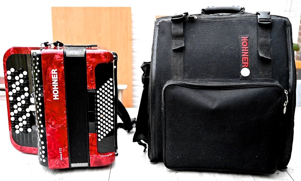 ACCORDION HOHNER + GRATIS TAS., Muziek en Instrumenten, Overige Muziek en Instrumenten, Ophalen, Zo goed als nieuw