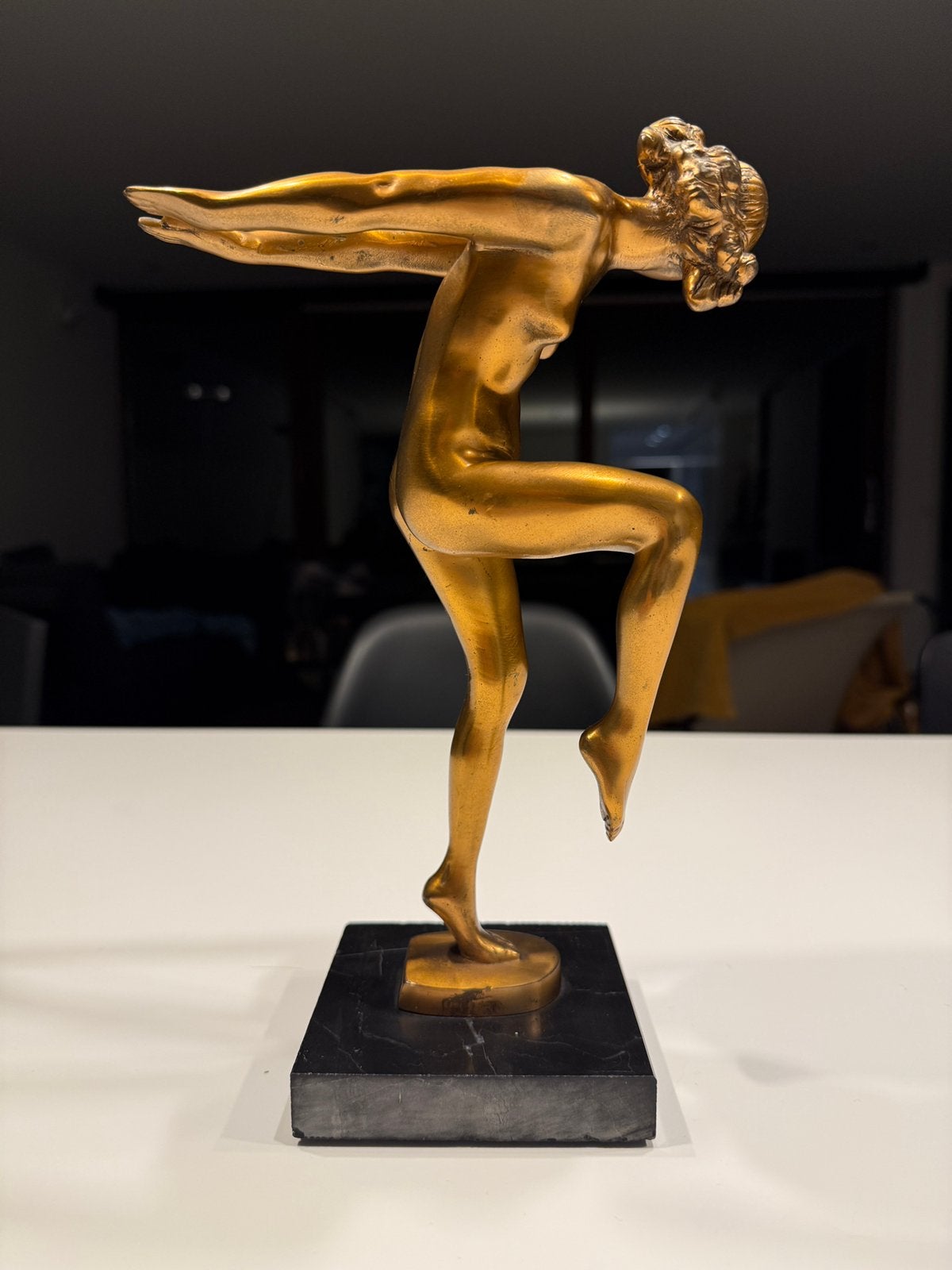 Massief bronzen beeld op natuurstenen voet, Ophalen, Brons