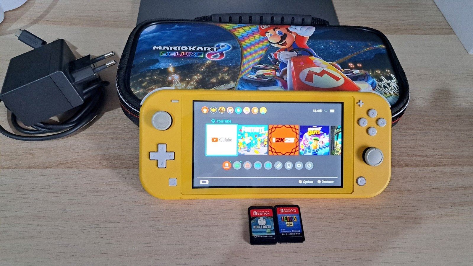 Nintendo Switch Lite Handheld Zo goed als nieuw, oplaadcase, Ophalen of Verzenden, Geel, Zo goed als nieuw, Met beschermhoes of tas