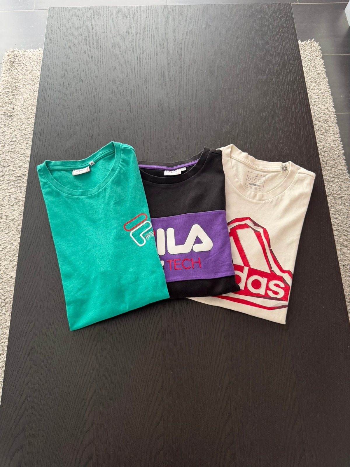 3x t-shirt maat M - 2x Fila + adidas, retro logo's, Kleding | Heren, Heren-kledingpakketten, Ophalen of Verzenden, Zo goed als nieuw