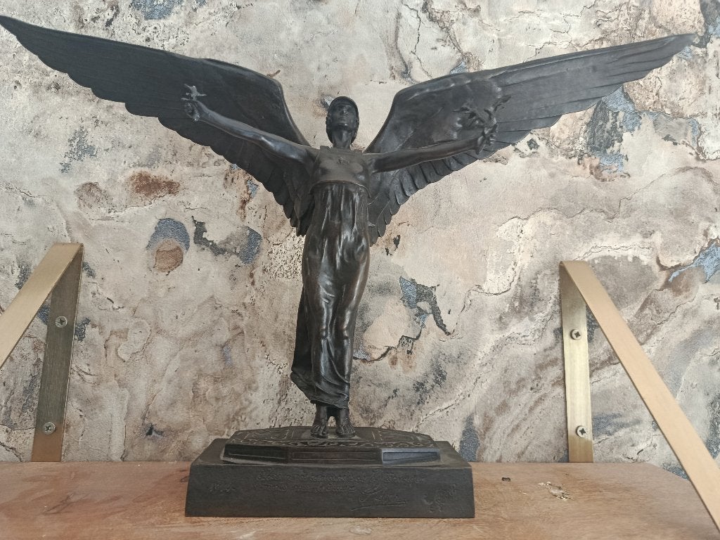 Statue Victoire ailée, Enlèvement, Bronze