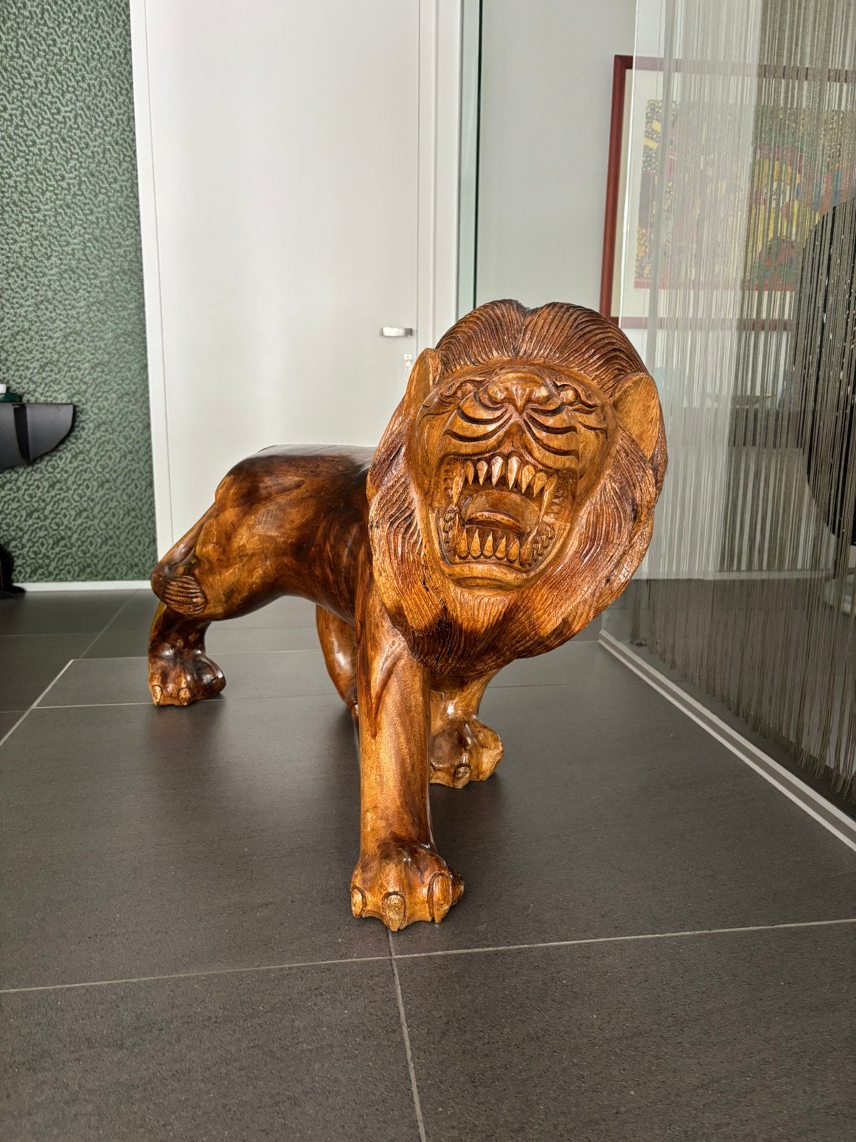 statue en bois massif sculptée à la main : Lion rugissant, Enlèvement ou Envoi, Comme neuf