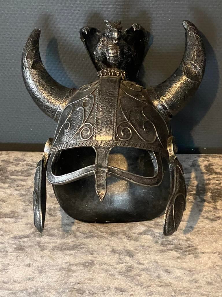 Casque viking dragon ., Enlèvement