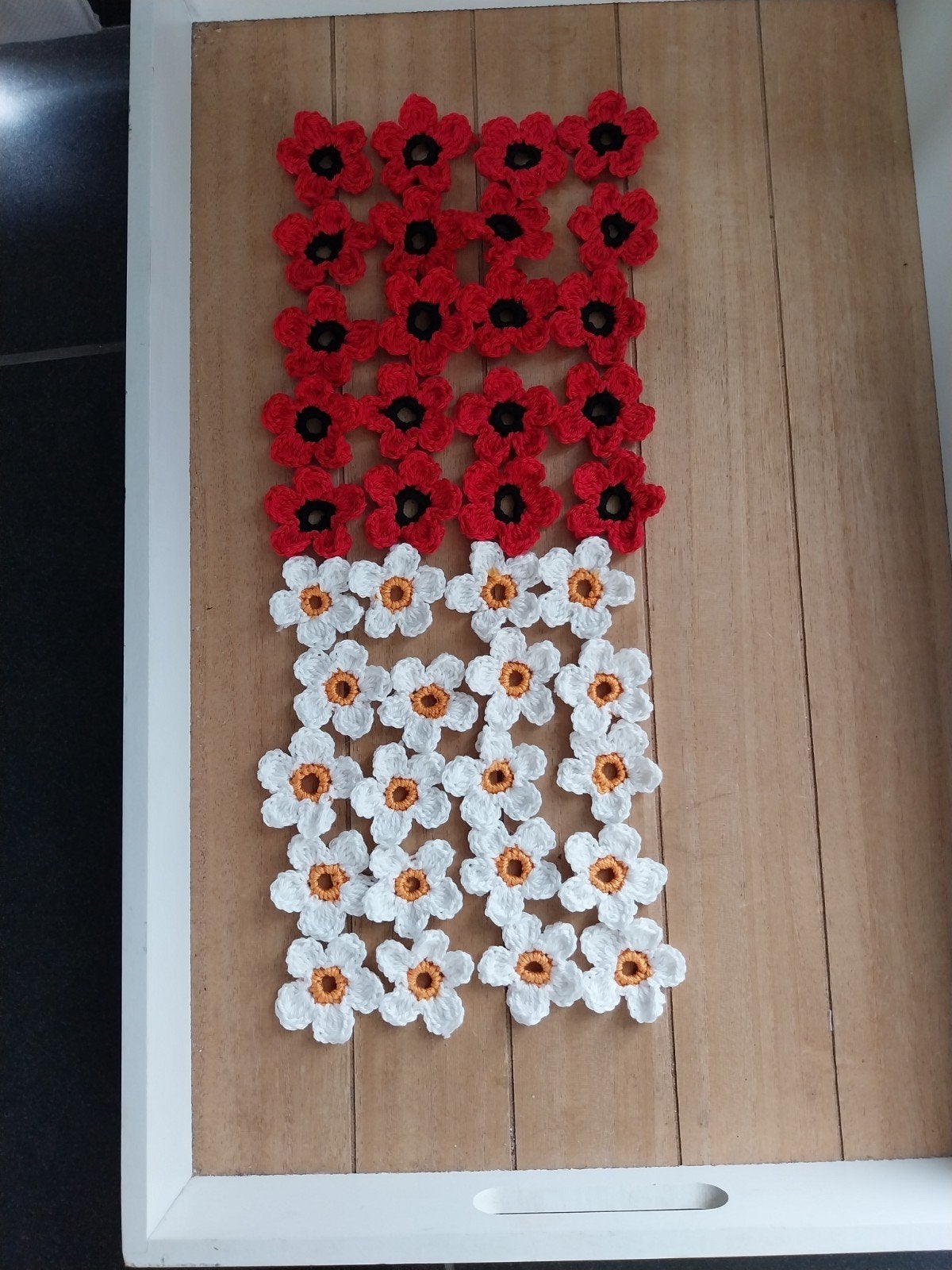 40 gehaakte madeliefjes en klaproosjes, Hobby en Vrije tijd, Ophalen of Verzenden, Nieuw, Haken, Naald
