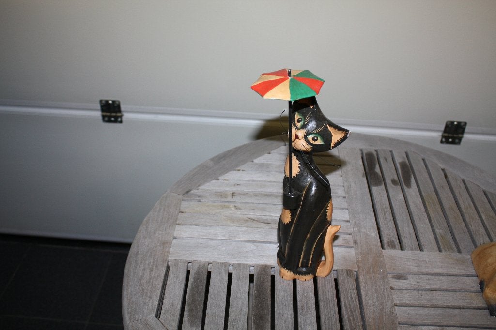 Chat en bois noir avec parapluie, Enlèvement