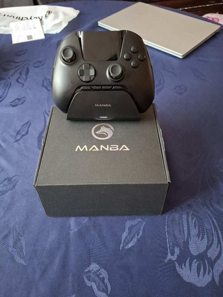 Manette Sans Fil MANBA One avec Écran et Station de Charge, Enlèvement ou Envoi, Neuf, Contrôleur, Sans fil