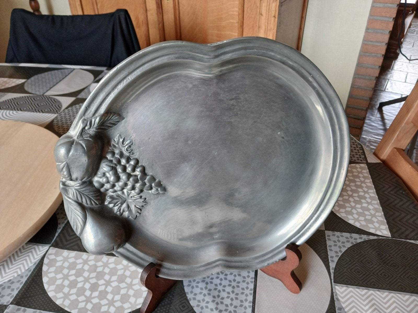 Assiette en étain, Enlèvement