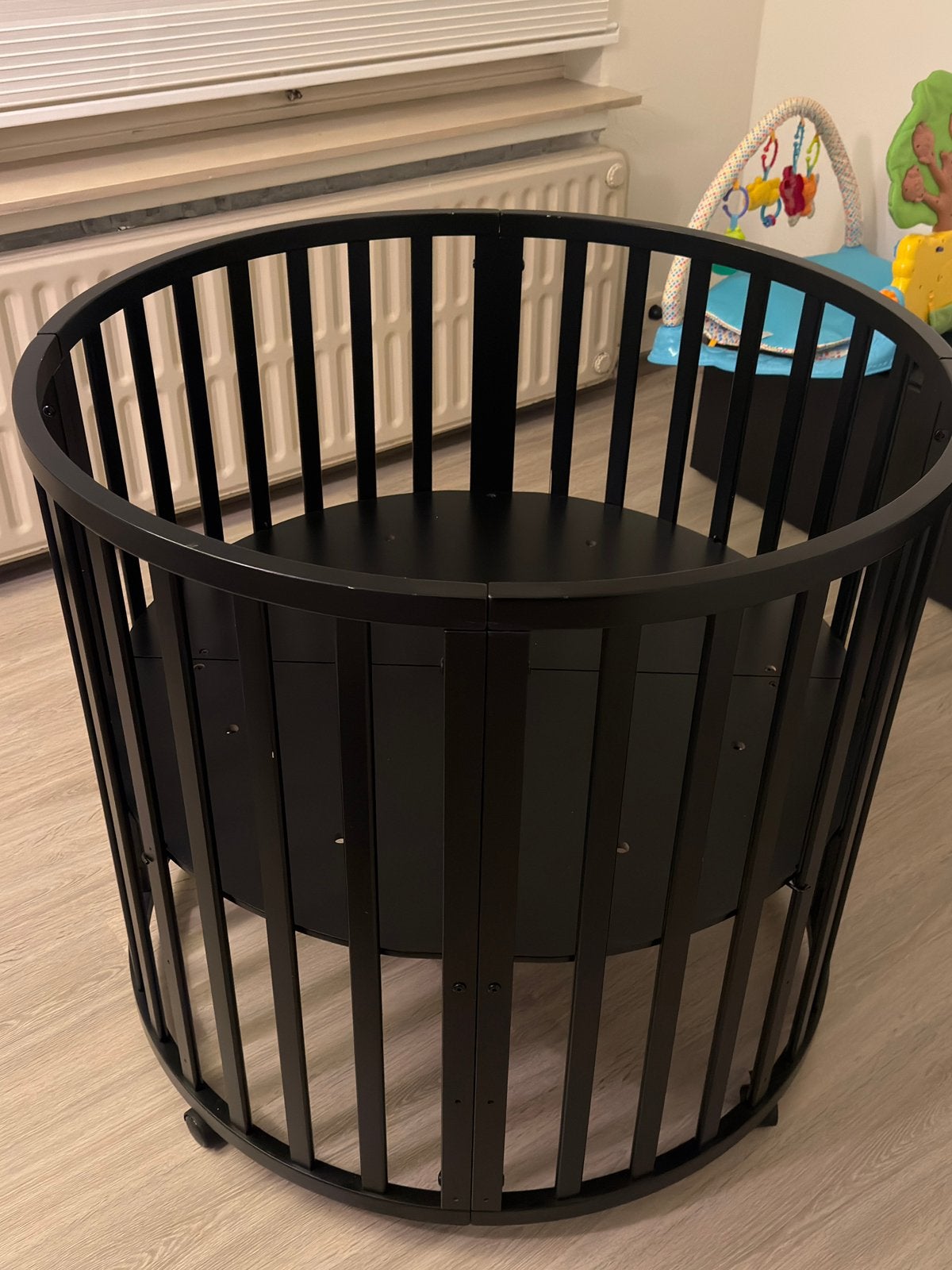 Ronde box zwart inclusief matras, Ophalen, Zo goed als nieuw, Rond, Wieltjes