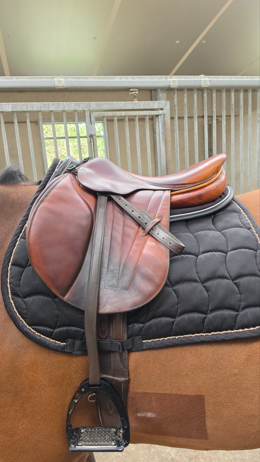 Butet zadel, platmodel, 18inch, Animaux & Accessoires, Chevaux & Poneys | Couvertures & Couvre-reins, Enlèvement