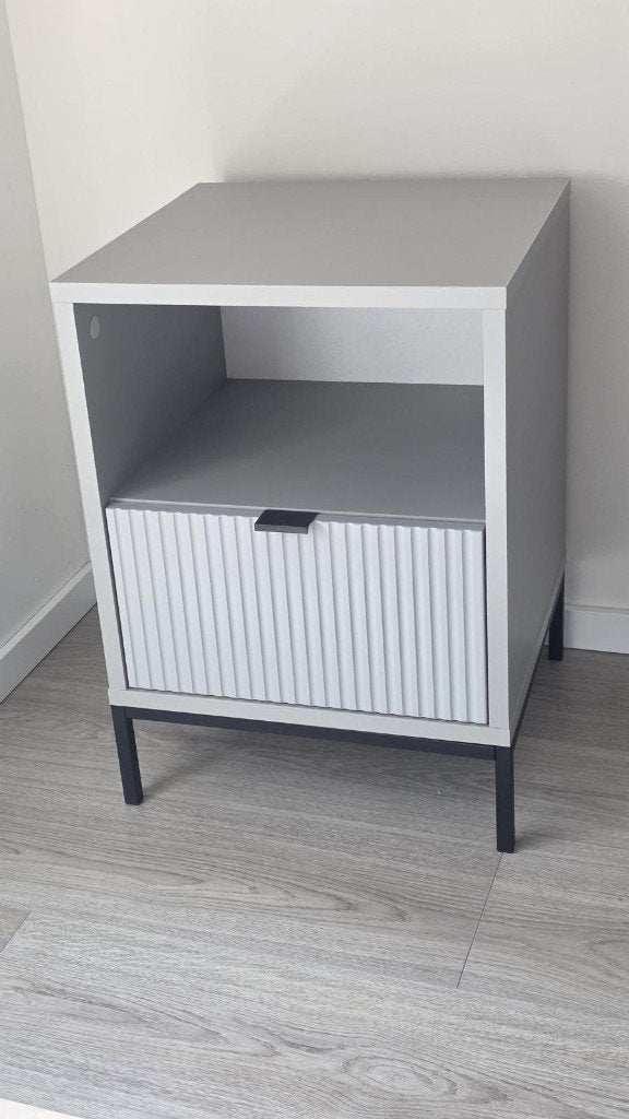 Nachtkastje grijs NIEUW aan spotprijs, Ophalen, Minder dan 45 cm, Nieuw, 55 tot 70 cm