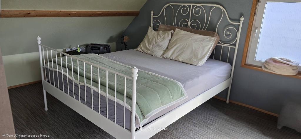 Bed + matras + twee latten bodems, Huis en Inrichting, Slaapkamer | Bedden, Ophalen, Wit, Tweepersoons, Zo goed als nieuw