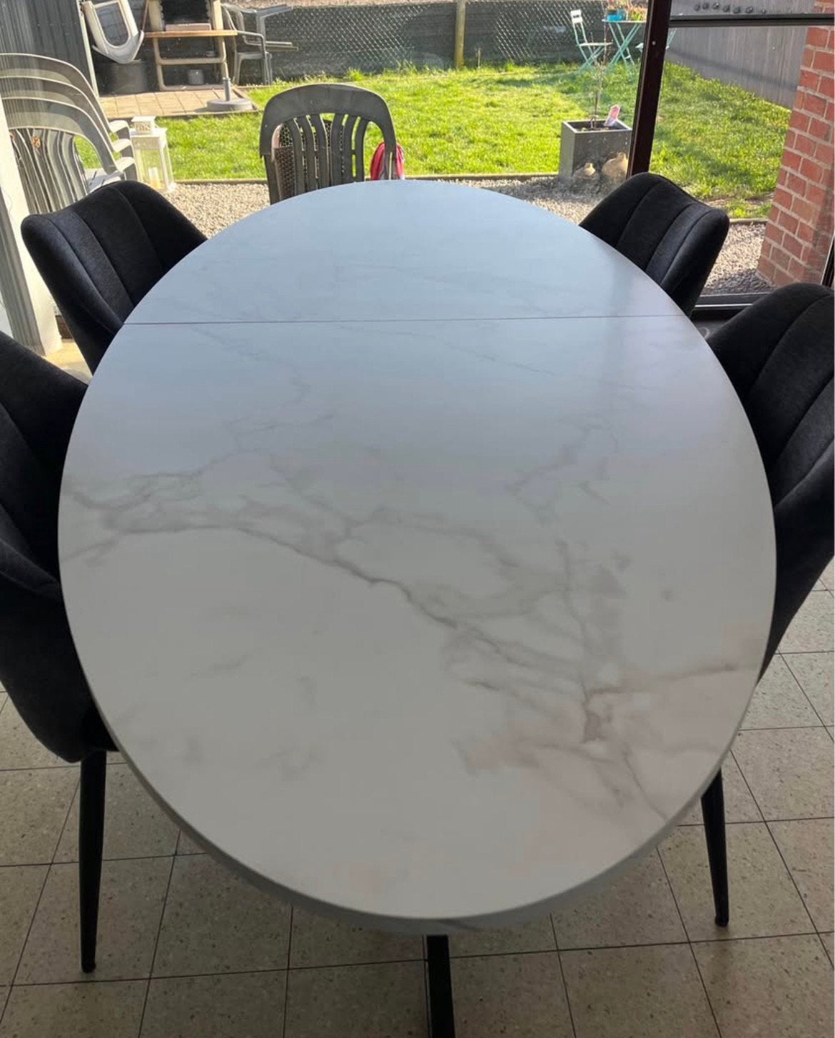 Mooie ovale tafel kleine beschadiging, Ophalen, Zo goed als nieuw