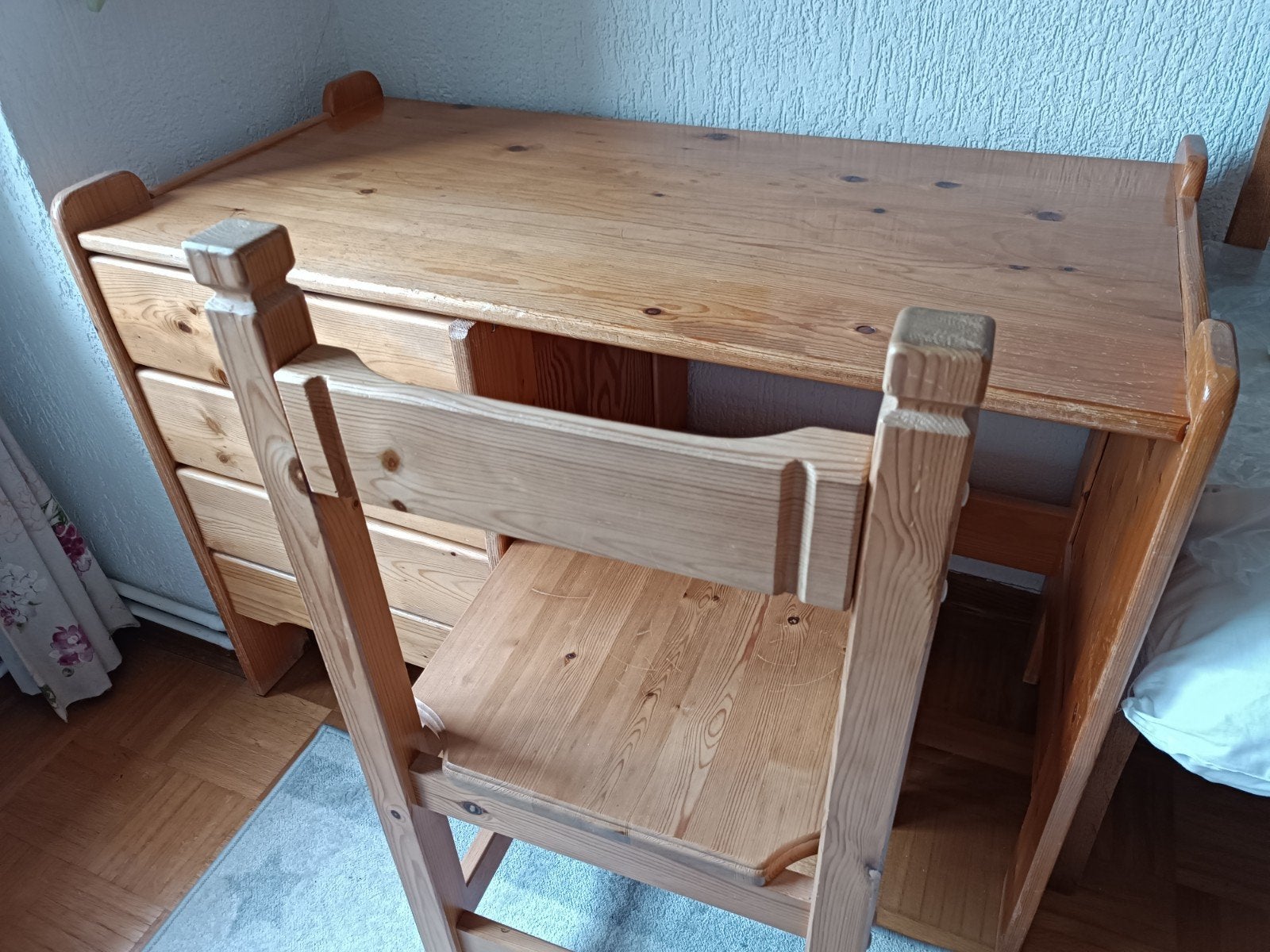 Massief houten bureau, Huis en Inrichting, Kasten | Dressoirs, Grenenhout