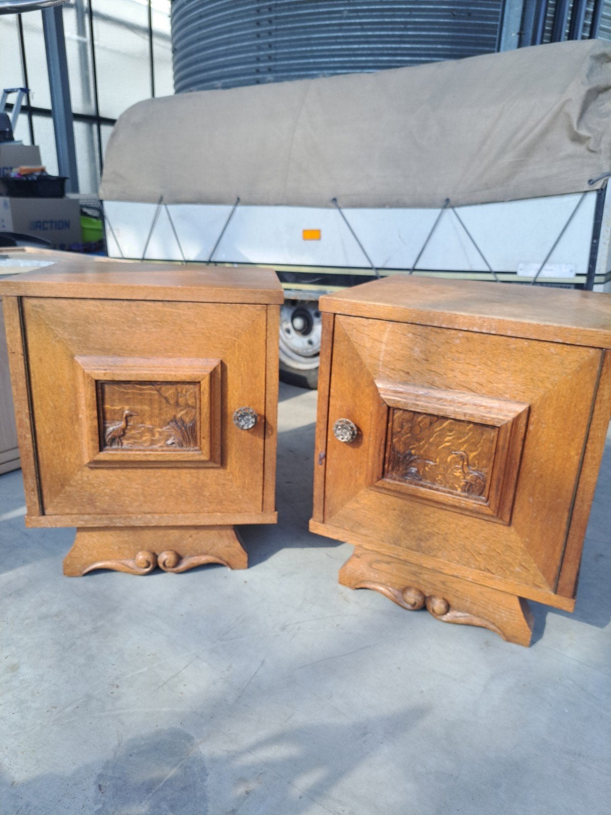 Ensemble de 2 tables de chevet vintage en chêne sculpté, Maison & Meubles, Enlèvement ou Envoi, Utilisé, Bois, 45 à 65 cm