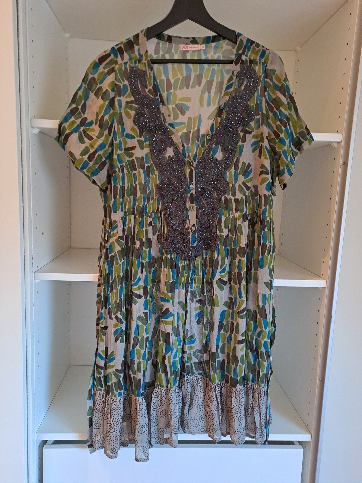 Mt M Grijs, groen, blauwe jurk met pareltjes en korte mouwen, Kleding | Dames, Jurken, Maat 38/40 (M), Didi, Ophalen of Verzenden