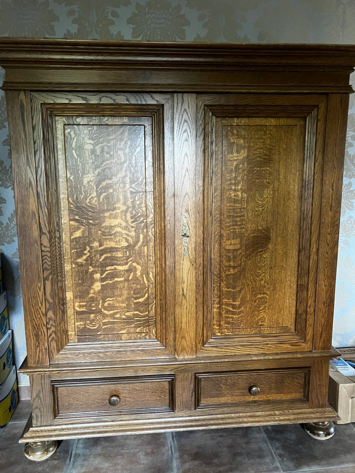 Armoire en chêne massif, Enlèvement