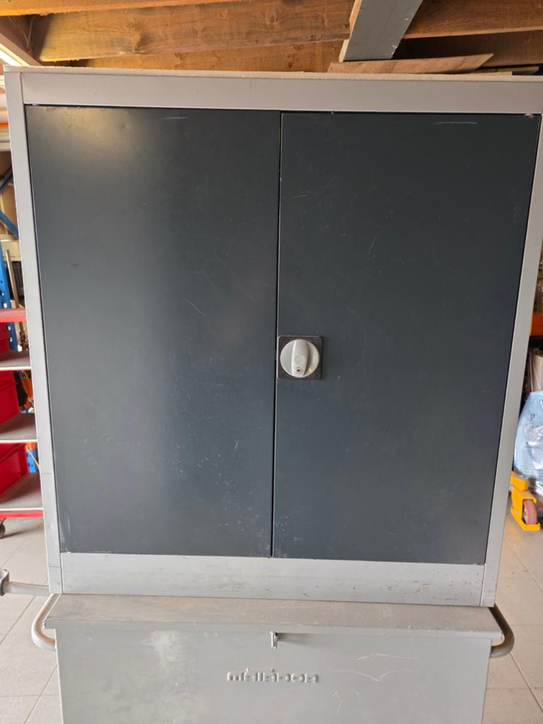 Lage metalen kast, Ophalen, Gebruikt, 100 tot 150 cm, 50 tot 100 cm