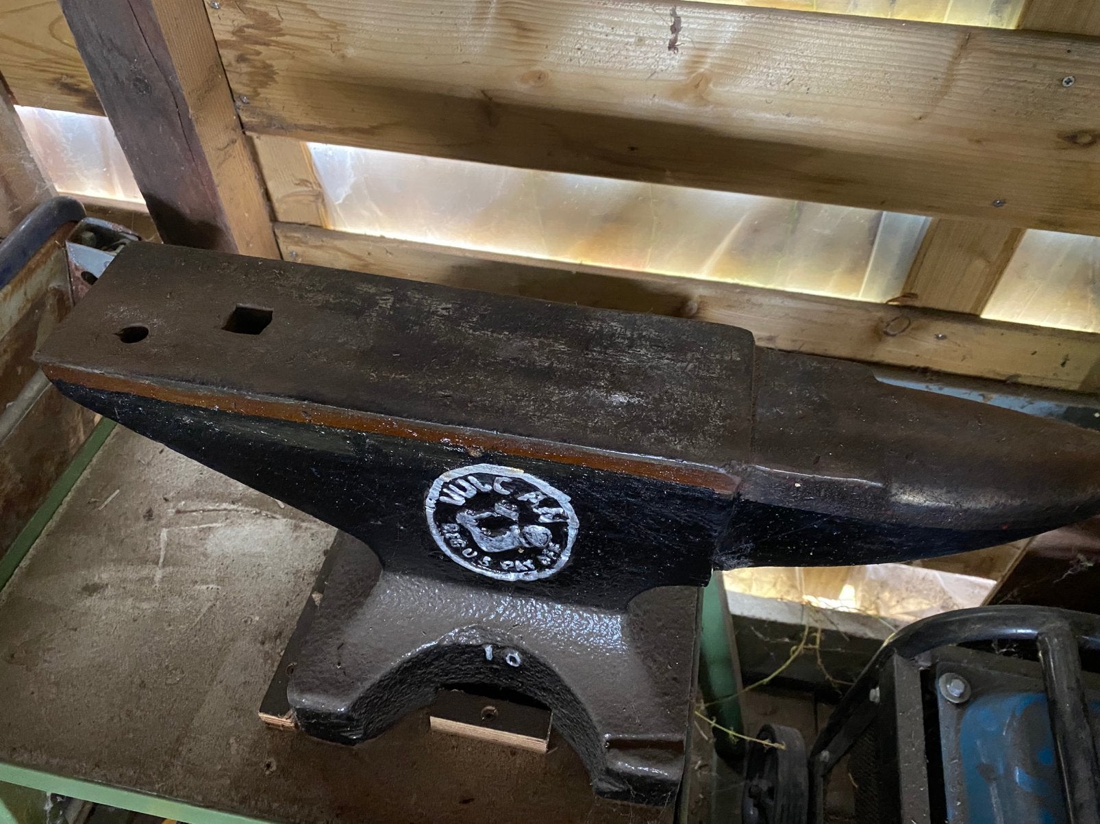 Aambeeld, Enlèvement