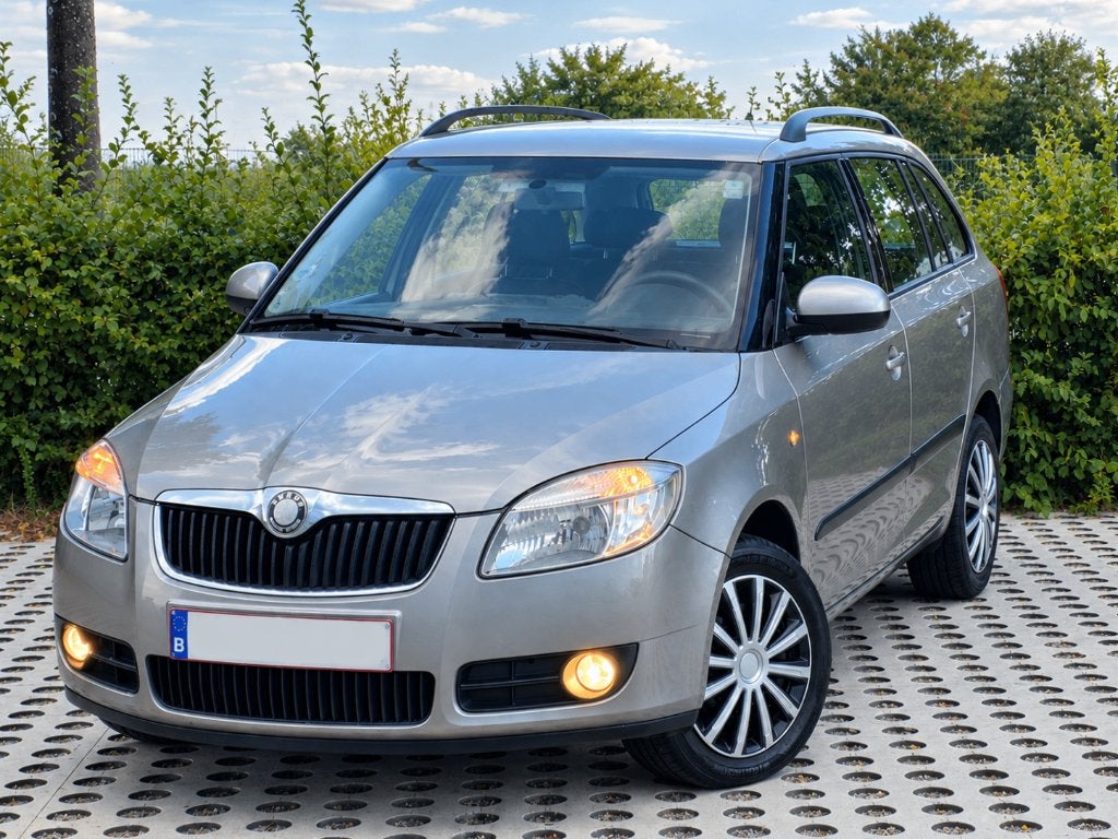Skoda Fabia 1.4Essence avec Demande D'immatriculation OKK, Argent ou Gris, Achat, Boîte manuelle, Noir