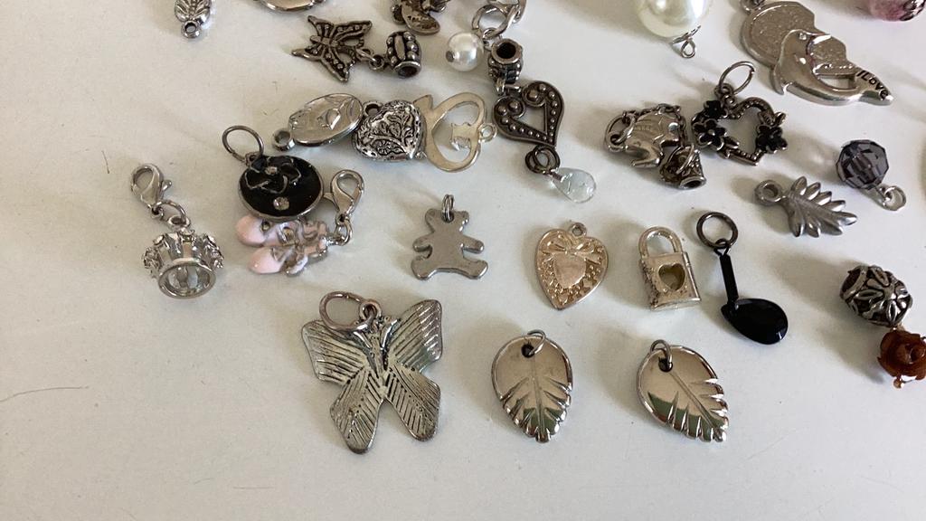 Lotje bedeltjes, Bijoux, Sacs & Beauté, Bracelets à breloques, Autres marques, Enlèvement ou Envoi, 4 bracelets à breloques ou plus